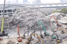 Excavators were mobilised at the collpase site in Chatuchak district, Bangkok, on April 3, a few days after the collapse on March 28. (Photo: Bangkokpost)