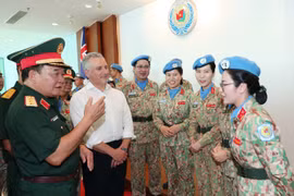Senior Lieutenant General Hoang Xuan Chien and Deputy Secretary of Strategy, Policy, and Industry at the Australian Department of Defence Hugh Jeffrey meet with Vietnamese female peacekeeping officers. (Photo: VNA)