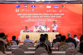 Team representatives speak at the press briefing. (Photo: VNA) 
