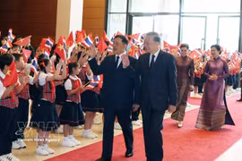 Top leader hosts welcome ceremony for King and Queen of Thailand