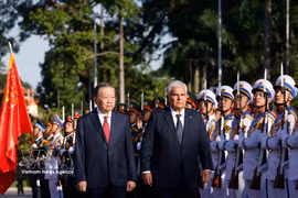 Top leader hosts welcome ceremony for Panama President 