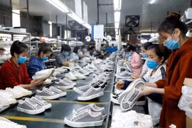 Production of footwear for export. Việt Nam mainly exports textiles and garment materials, footwear, fertilisers, plastics and other products to Myanmar. (Photo: VNA/VNS)