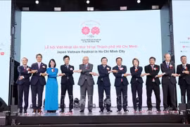 Vietnamese and Japanese delegates pose for a photo at the opening of the festival (Photo: VNA)