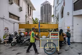 There were roughly 23.85 million Indonesians living in poverty as of March 2025 – representing 8.47% of the country’s total population of 280 million (Photo: AFP)