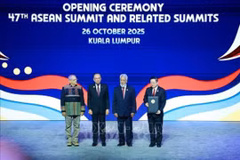 The handover ceremony of the Declaration on Timor-Leste’s accession to ASEAN to ASEAN Secretary-General Kao Kim Hourn. (Photo: VNA)