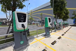 At a VinFast charging station (Photo: VNA)