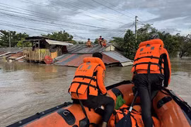 Philippine coast guards rescue residents from their flooded house at the height of Severe Tropical Storm Bualoi, at a village in Ormoc city, Leyte province. (Photo: Jakartapost) 