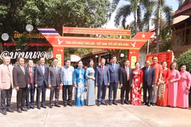 Vietnamese Ambassador to Thailand Pham Viet Hung and delegates pose for a photo at the Thai–Vietnamese Friendship Village (Photo: VNA)