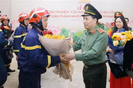 MPS Deputy Minister, Lieutenant General Le Van Tuyen, presents flowers to congratulate officers and soldiers of the MPS’ search and rescue team on their successful return from Myanmar. (Photo: VNA)