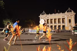 Athletes run through the August Revolution Square. (Photo: VNA)