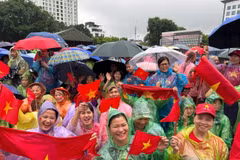 Braving the rain to watch National Day parade rehearsal