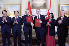 UK PM welcomes, holds talks with Vietnamese Party General Secretary