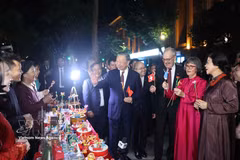 Vietnamese and Swiss leaders enjoy evening stroll around Hoan Kiem Lake