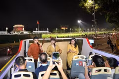 “Xam on the bus” revives folk melodies on Hanoi’s night streets