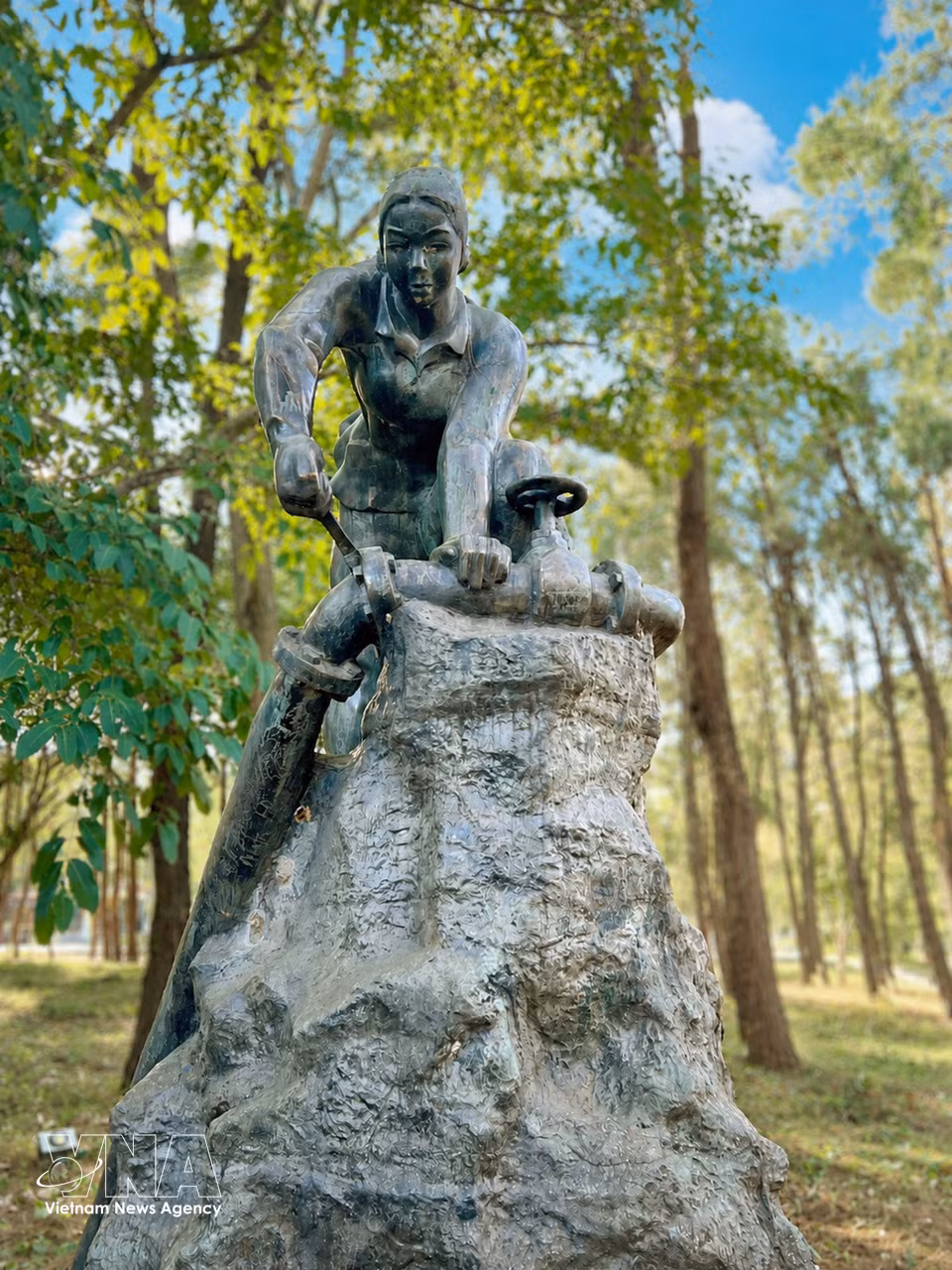 A bronze statue in the cemetery's memorial park depicts a young woman repairing a fuel pipeline on the battlefield, paying tribute to the courage and sacrifices of the logistics forces who served along the legendary Truong Son Trail. (Photo: VNA)
