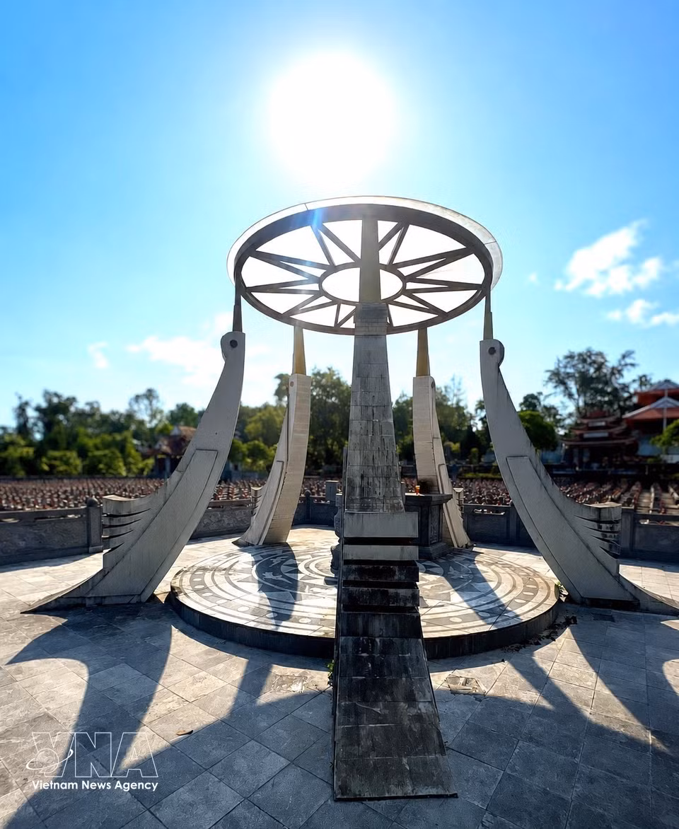 Designed in the form of a sturdy three-legged structure, the cemetery's central memorial monument symbolises the solidarity between Vietnam, Laos and Cambodia, as well as the unity of the country's northern, central and southern regions during the struggle for national reunification. (Photo: VNA)