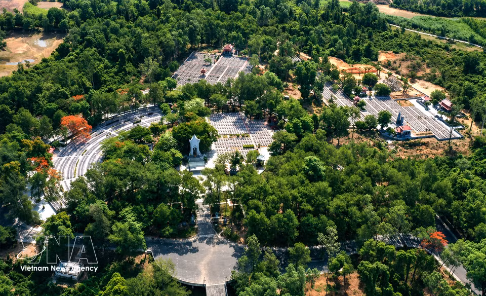 The Truong Son National Martyrs Cemetery is not only the final resting place of more than 10,000 fallen soldiers, but also an open-air museum preserving the legacy of the legendary Truong Son Trail. Here, nature, architecture and people quietly tell stories of sacrifice, comradeship and a nation's commitment to preserving its history. (Photo: VNA)