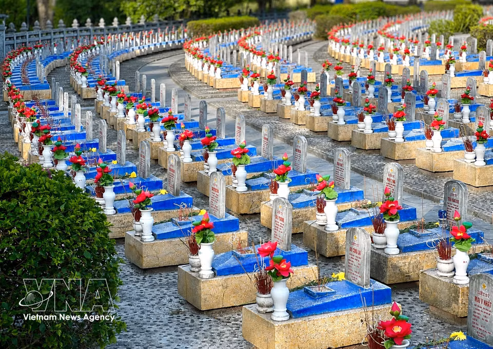 Rows of graves are arranged in graceful arcs against the backdrop of the lush Truong Son forests, resembling the embrace of the motherland cradling those who gave their youth for the nation. (Photo: VNA)