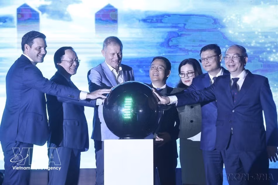 Delegates take part in a ceremony to light up Hanoi’s Post Office building in blue in response to World Diabetes Day (November 14). The event was organised by the Ministry of Health in coordination with the Danish Embassy in Vietnam and the Vietnam Paediatrics Association on November 11, 2023. (Photo: VNA)