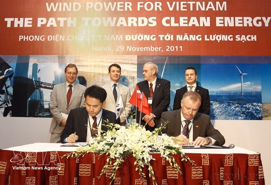 Danish Crown Prince Frederik André Henrik Christian witnesses the signing of a cooperation agreement between Vestas, a leading Danish wind turbine manufacturer, and Vietnamese wind tower manufacturer CS Wind on the morning of November 29, 2011. (Photo: VNA)