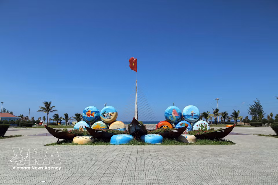 Decorations at Tam Thanh sea square in Quang Phu ward, Da Nang city. (Photo: Do Truong/VNA)