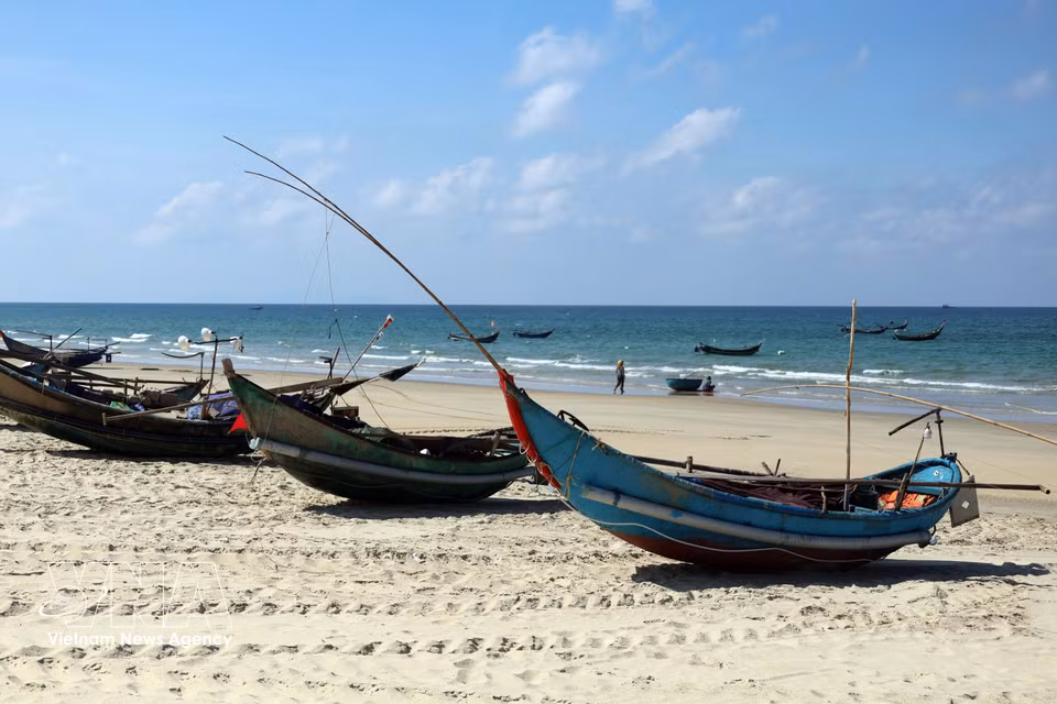 A stunning unspoilt beach in Tam Xuan commune, Da Nang city. (Photo: Do Truong/VNA)