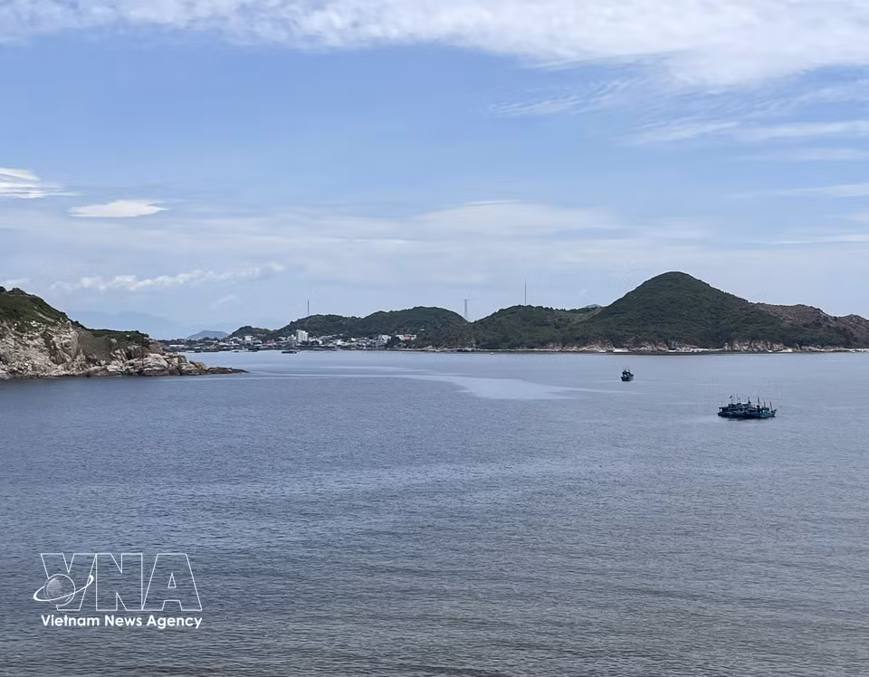 The DT.702 road winds around the Nui Chua mountain range and along the sea, creating a spectacular landscape. (Photo: Cong Thu/VNA)