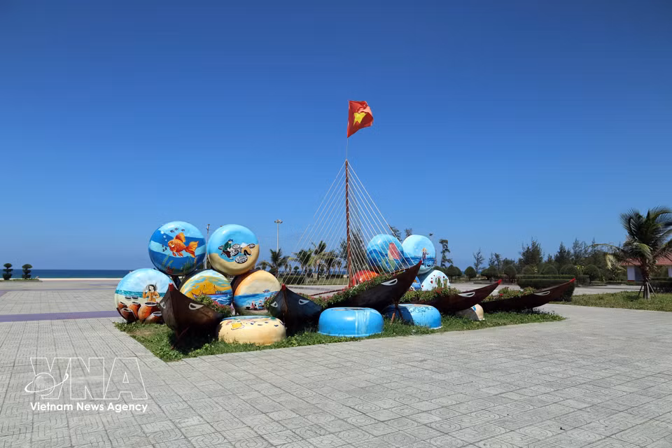 A stunning unspoilt beach in Tam Xuan commune, Da Nang city. (Photo: Do Truong/VNA)