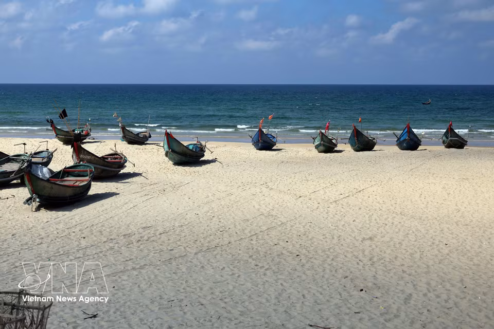 A stunning unspoilt beach in Tam Xuan commune, Da Nang city. (Photo: Do Truong/VNA)
