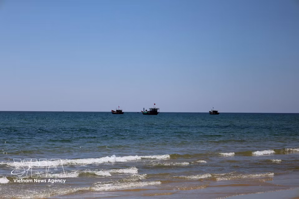 A stunning unspoilt beach in Tam Xuan commune, Da Nang city. (Photo: Do Truong/VNA)