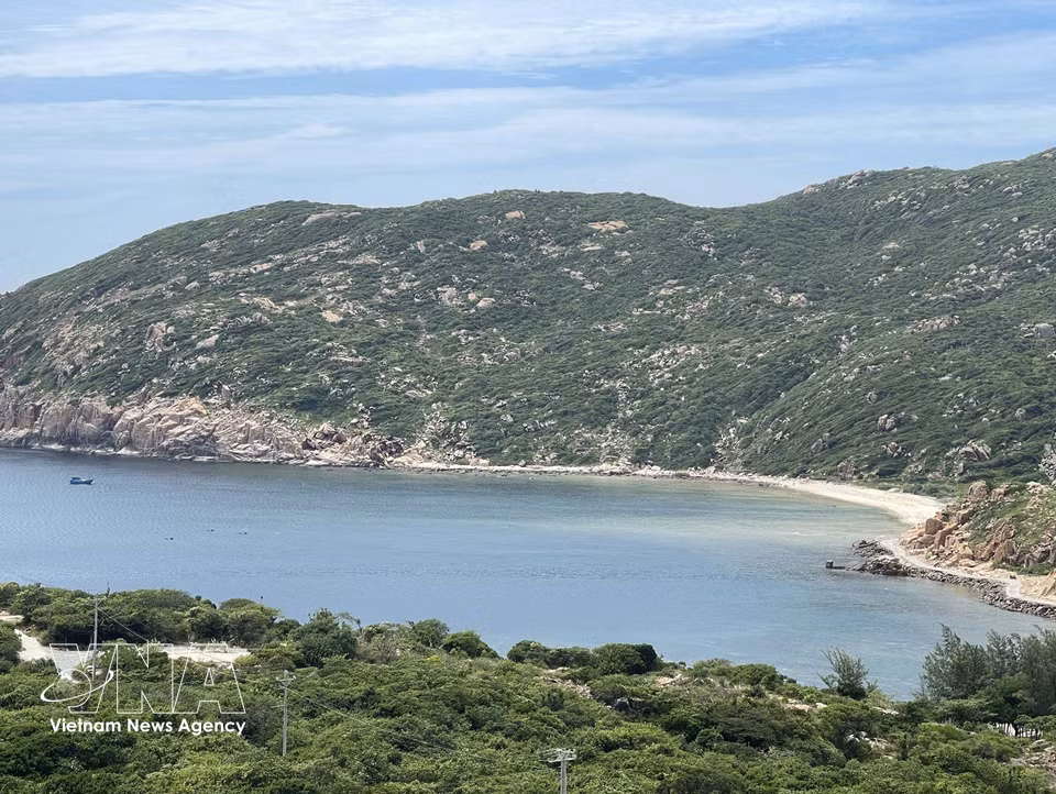 A stunning view of Vinh Hy Bay in Vinh Hai commune, Khanh Hoa province. (Photo: Cong Thu/VNA)