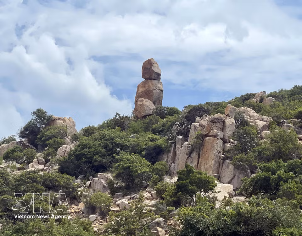 Spectacular rock formations beside the DT.702 road in Vinh Hai commune, Khanh Hoa province. (Photo: Cong Thu/VNA)