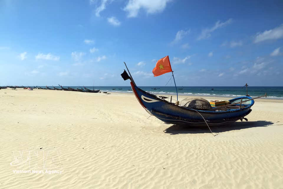 Small fishing boats on white sand after returning from a trip at sea. (Photo: Do Truong/VNA)