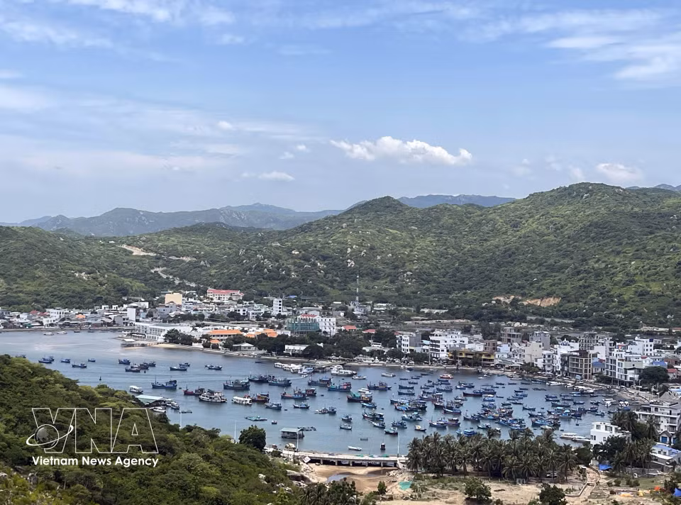 Vinh Hy tourism village in Vinh Hai commune, Khanh Hoa province, is surrounded by the Nui Chua mountain range and the sea. (Photo: Cong Thu/VNA)