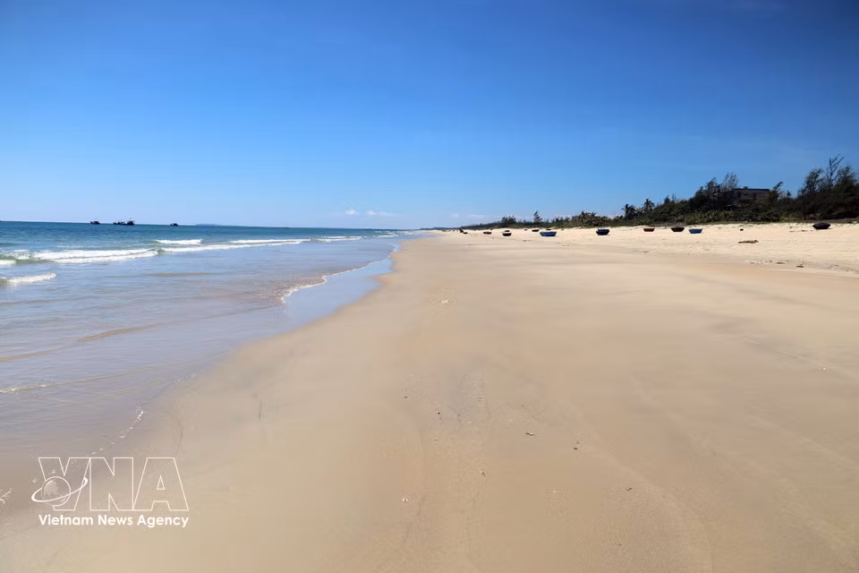 A stunning unspoilt beach in Tam Xuan commune, Da Nang city. (Photo: Do Truong/VNA)