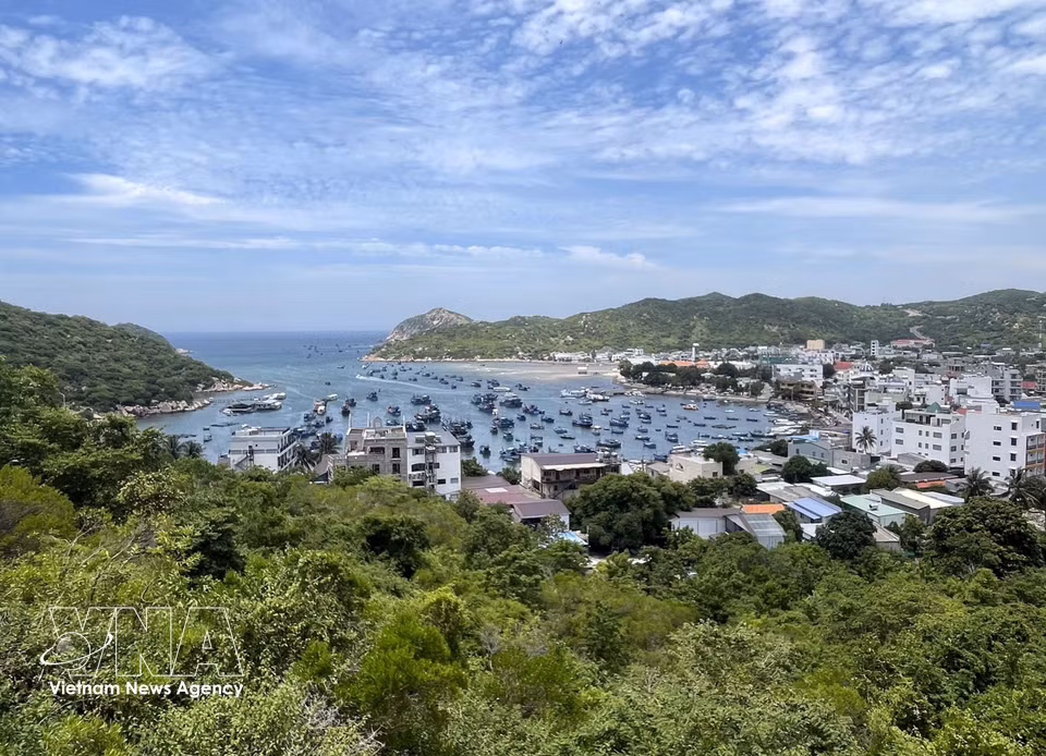 Vinh Hy tourism village in Vinh Hai commune, Khanh Hoa province, is surrounded by the Nui Chua mountain range and the sea. (Photo: Cong Thu/VNA)