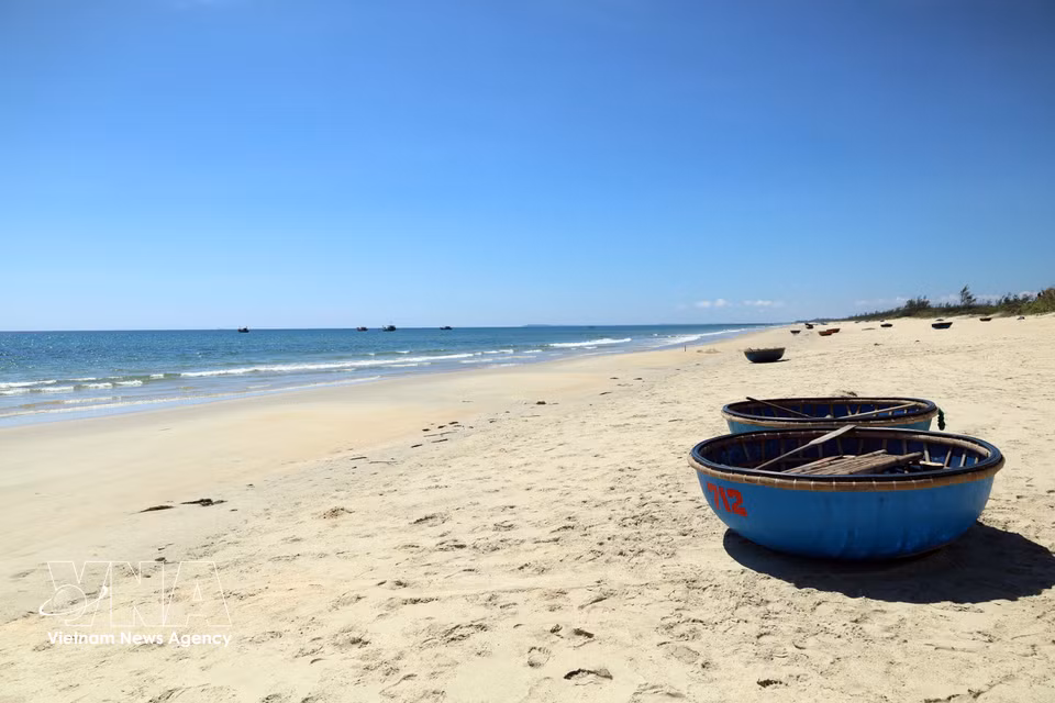 A stunning unspoilt beach in Tam Xuan commune, Da Nang city. (Photo: Do Truong/VNA)