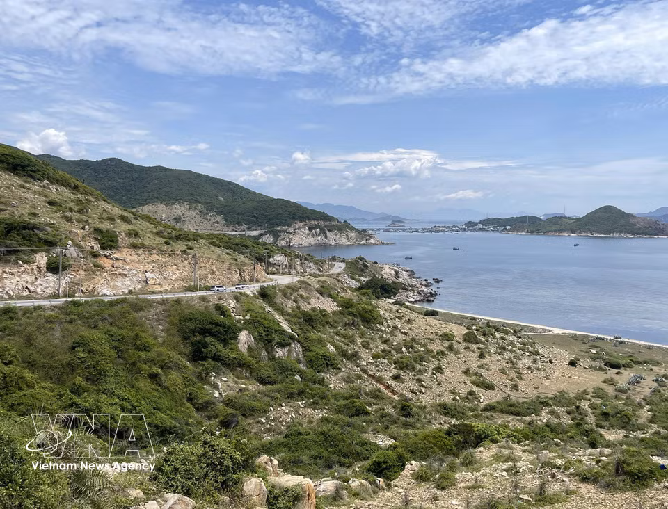 The DT.702 coastal route winds along the beach towards Binh Hung Island, Khanh Hoa province. (Photo: Cong Thu/VNA)