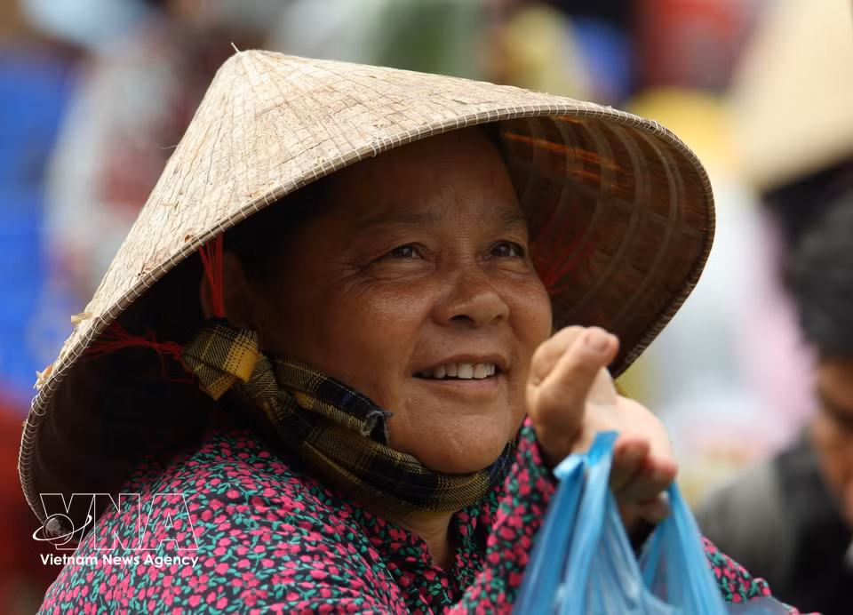 A charming smile at the market. (Photo: Duy Khuong/VNA)