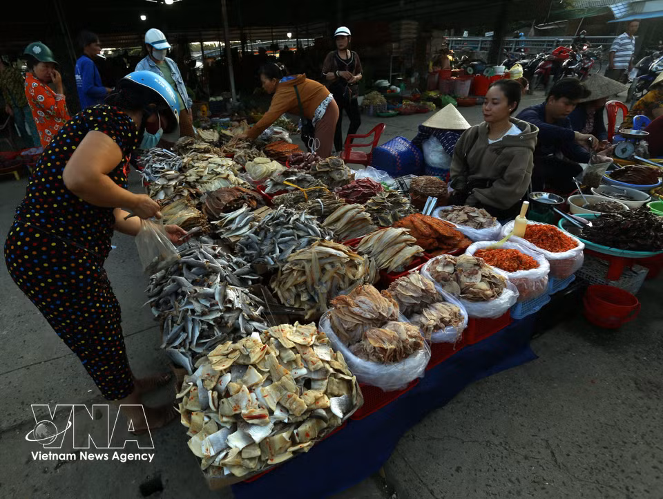 A distinctive feature of the Mekong Delta's riverine culture at the market. (Photo: Duy Khuong/VNA)
