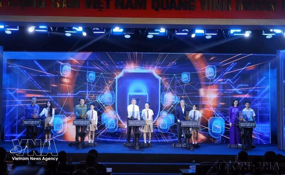 Prime Minister Le Minh Hung, head of the National Cybersecurity Steering Committee, and delegates launch activities in response to Vietnam Cybersecurity Day, August 6, 2026. (Photo: VNA)