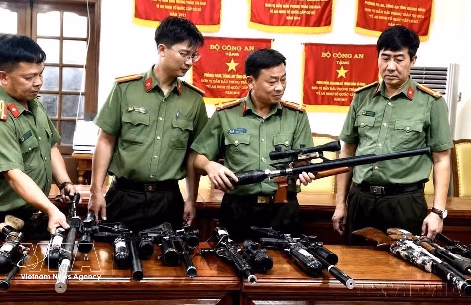 Quang Tri Provincial Public Security force busted case PC198, uncovering a ring illegally manufacturing and trading military weapons in cyberspace. Police seize more than one tonne of gun components, 56 guns and over 2,000 lead pellets. (Photo: Nguyen Linh/VNA)