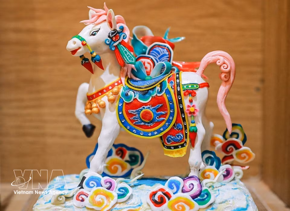 The “To He horse” artwork features a white horse inspired by the legend of Long Do God at Bach Ma (White Horse) Temple, the deity believed to have protected the ancient Thang Long Imperial Citadel. (Khanh Hoa/VNA)