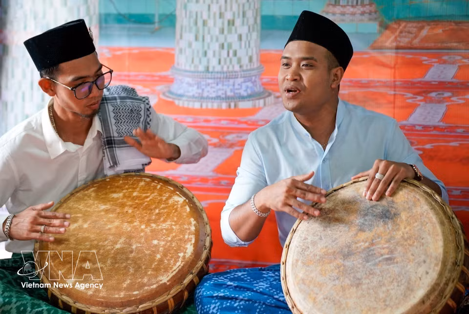 After a month of Ramadan, Cham Muslims welcome Raya Aidil Fitri with joy and excitement. (Photo: Khanh Hoa/VNA)