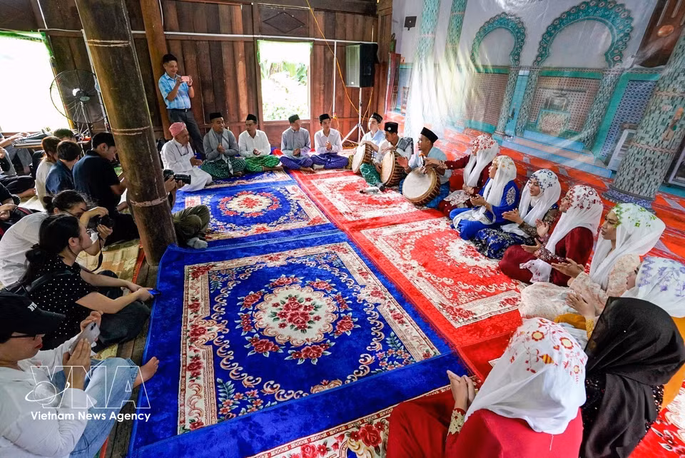 The re-enactment at the Vietnam National Village for Ethnic Culture and Tourism offers visitors a chance to discover the cultural traditions. (Photo: Khanh Hoa/VNA)