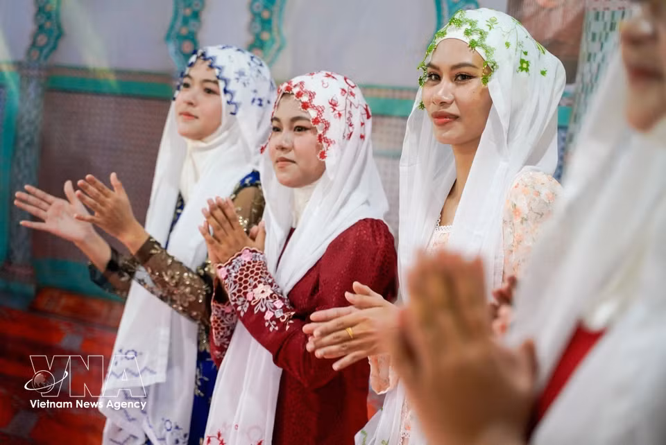 After a month of Ramadan, Cham Muslims welcome Raya Aidil Fitri with joy and excitement. (Photo: Khanh Hoa/VNA)