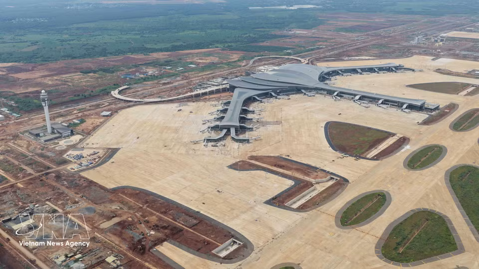 The air traffic control tower and passenger terminal at Long Thanh Airport. (Photo: Cong Phong/VNA)