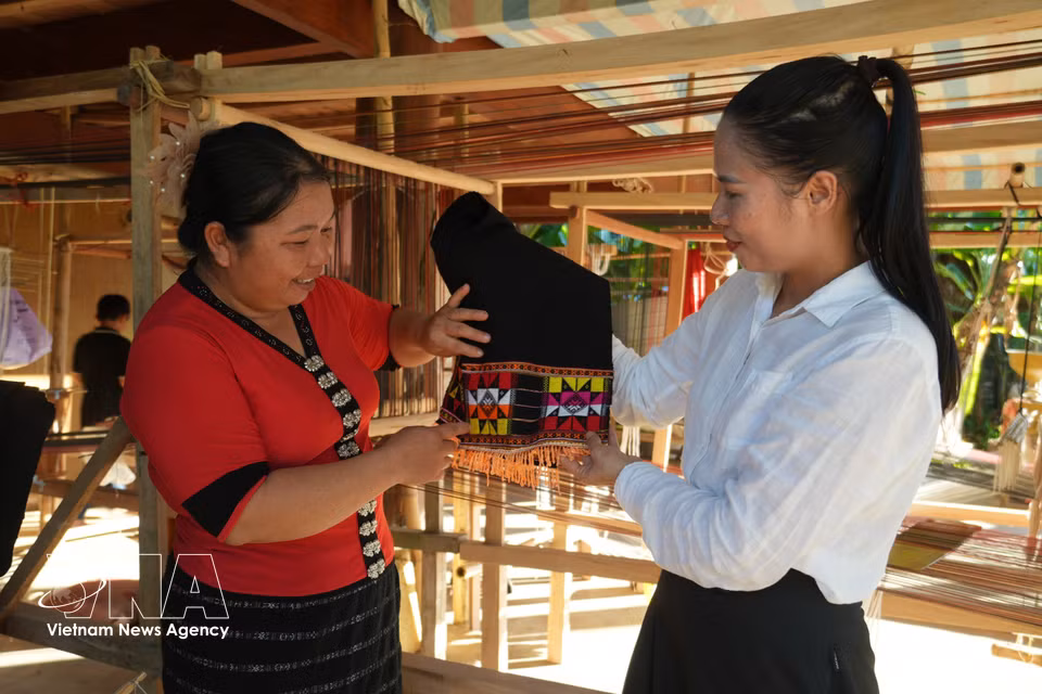 Through weaving, women also learn about the meanings of patterns associated with Thai cultural life. (Photo: Bich Hue/VNA)