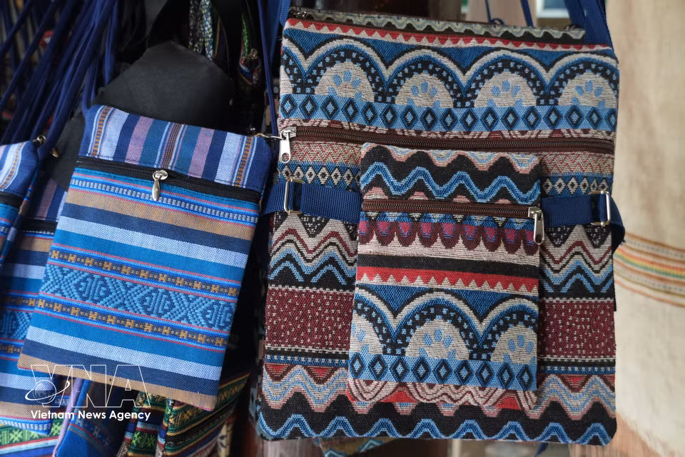 In addition to traditional clothing, Thai artisans produce scarves, fabric bags, small purses, notebook covers and souvenirs, combining traditional patterns with changing consumer demand. (Photo: Bich Hue/VNA)