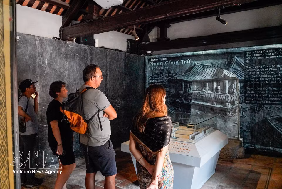 Information about each doctoral stele is presented in Vietnamese, English and French, making the site's history and heritage more accessible to international visitors. (Photo: Khanh Hoa/VNA)